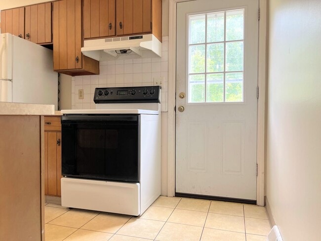 Building Photo - 33 Oakridge Dr
