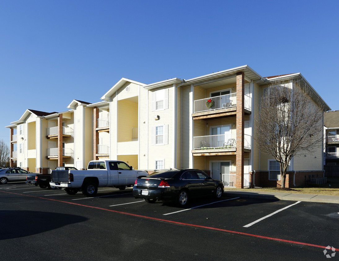 Primary Photo - The Carlyle Apartment Homes