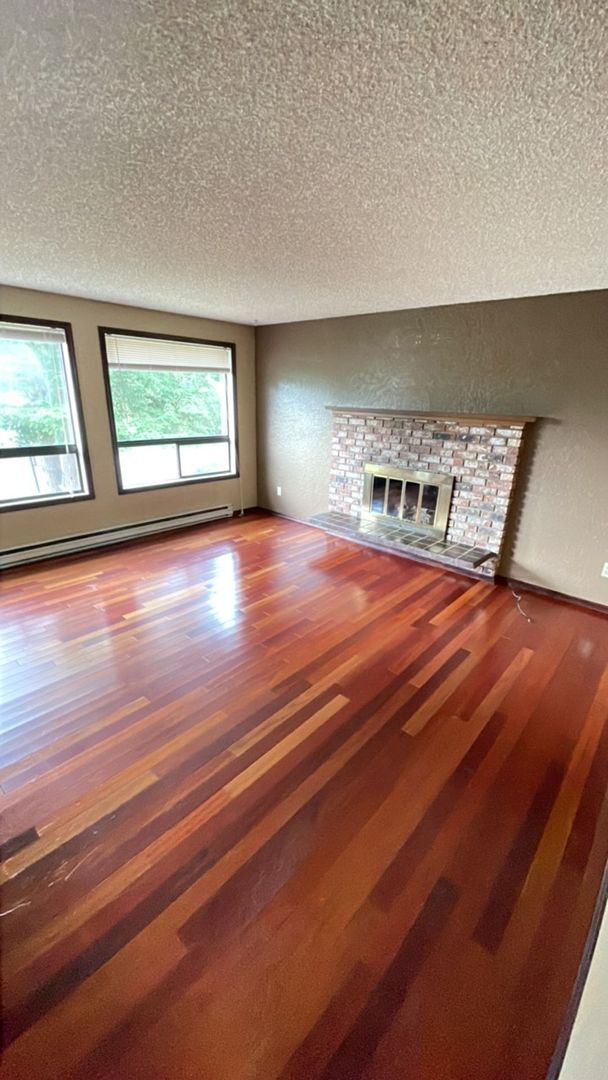Building Photo - Preleasing Now! Split-level 4 Bedroom + 3 ...