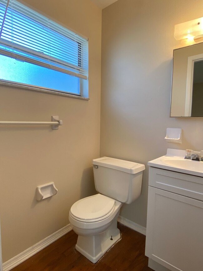 Foto del edificio - Corner Lot  Home with Oversized, Fenced Back Yard