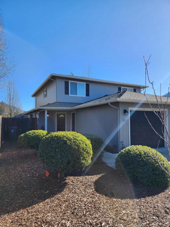 Building Photo - 357 NE Cooper Ln