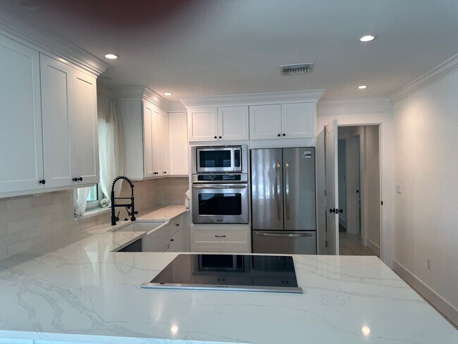 Foto del edificio - Beautifully Updated Unique Waterfront/Pool...