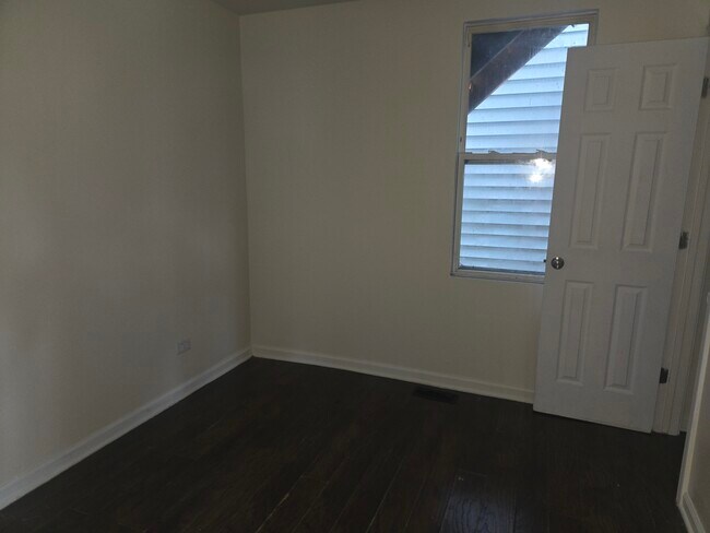 Foto del edificio - 8756 S Exchange Ave