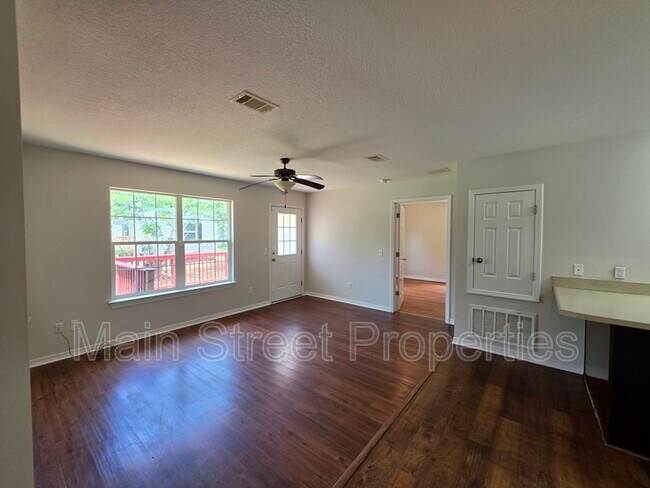 Foto del edificio - 8510 Pond Ave