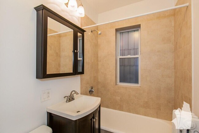 Foto del edificio - 2827 N Burling St