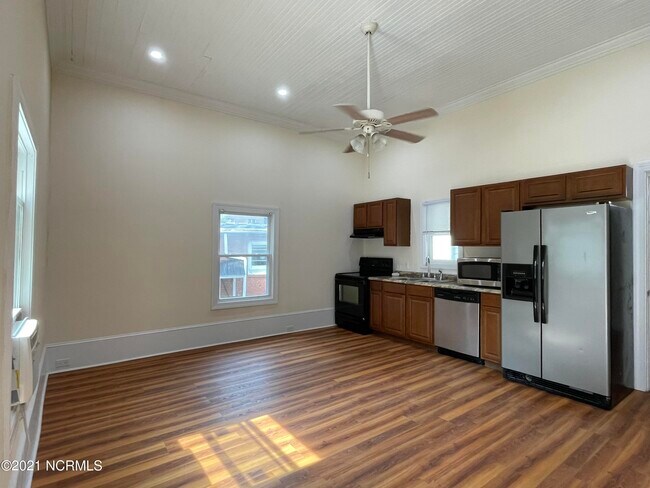 Foto del edificio - 503 E 3rd St