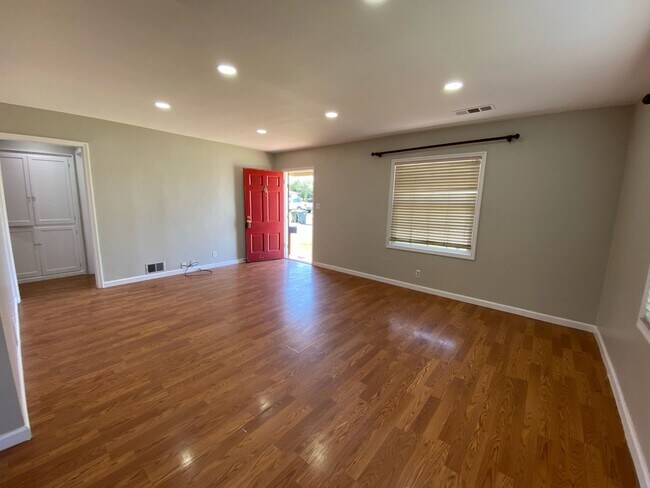 Foto del edificio - Remodeled Home w/ Detached Garage