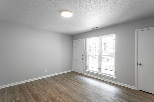 Foto del edificio - 3339 Pinewood Ave