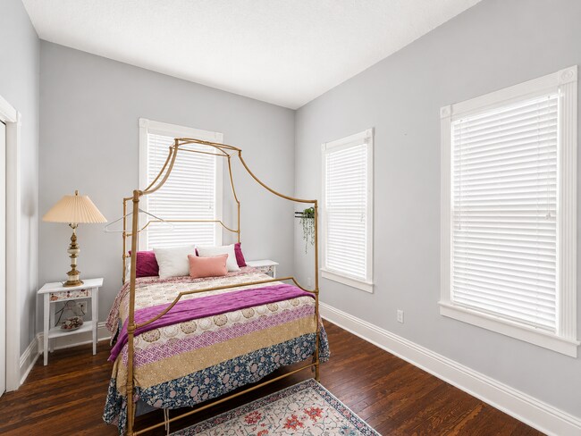 Foto del edificio - Historic Springfield Bungalow with Double-Wide Lot & Front Porch Living