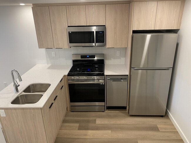 Photo du bâtiment - 8303-8102 102 St NW