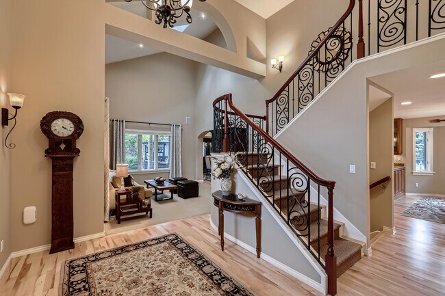 Foyer - 2250 Spotswood Plz