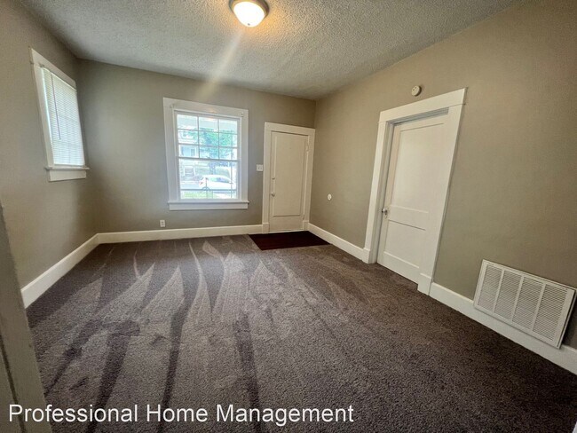 Foto del edificio - 2 br, 1 bath House - 214 W 9th St