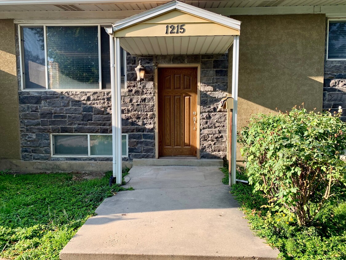Primary Photo - 1215 E Sego Lily Dr