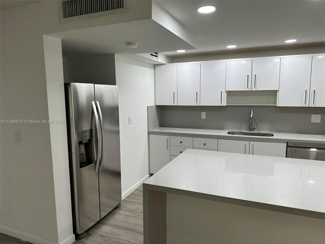 Building Photo - 365 Fern Dr
