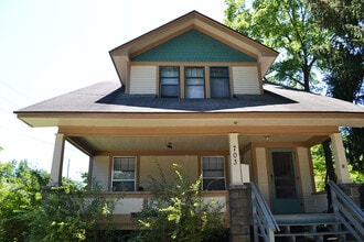 Building Photo - 703 Forest St