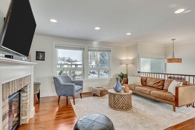 Building Photo - 870 E Cedar Terrace Dr