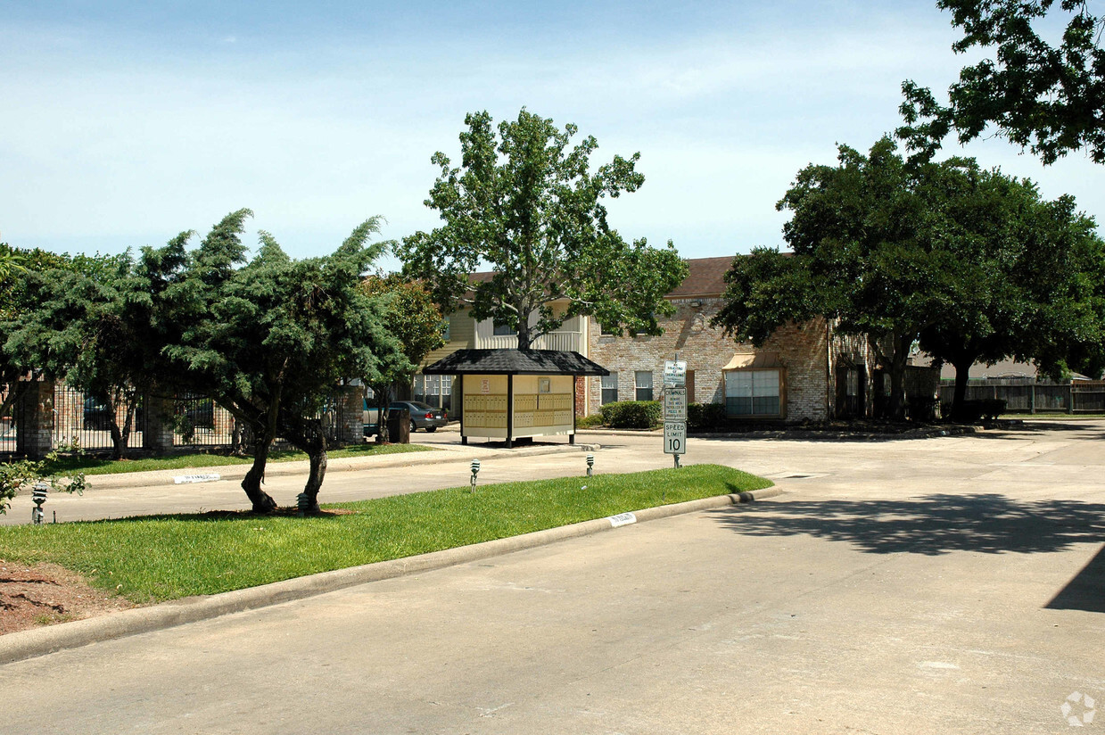 Building Photo - Bellfort Place Townhomes