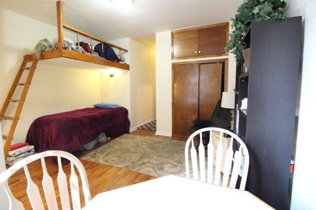 Building Photo - 252 W 91st St