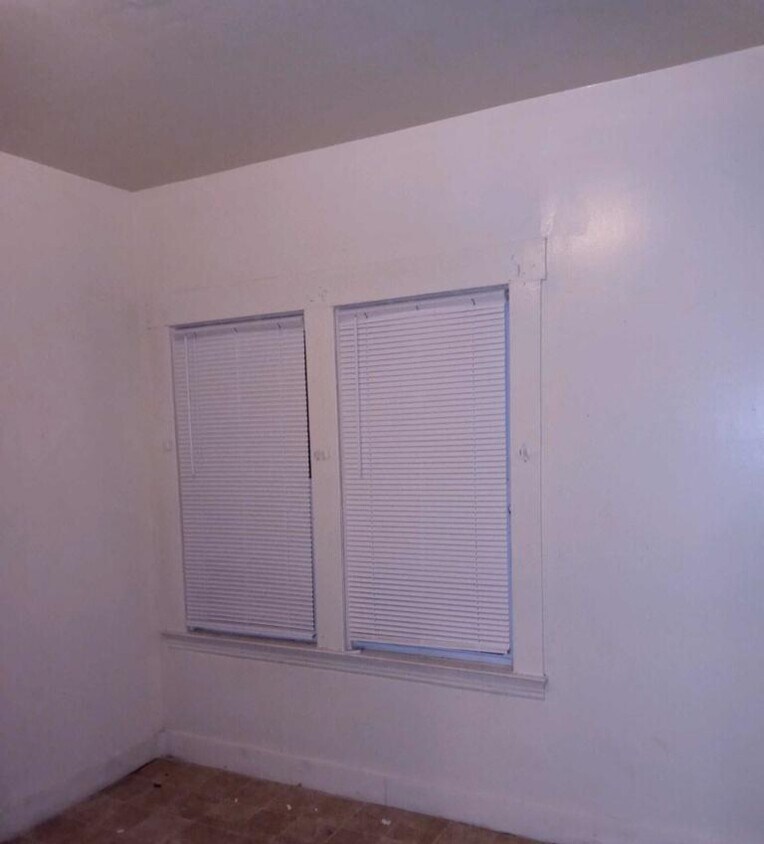Plenty of windows - 121 Lakeview Ave