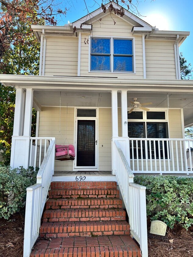 Primary Photo - 690 Queens Way