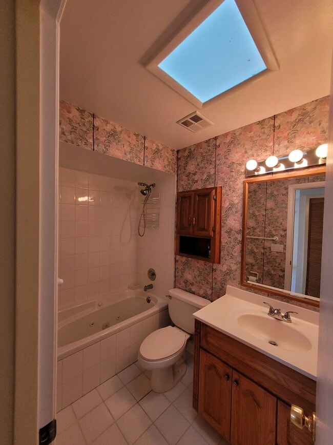 Building Photo - Spacious 2 Bedroom 2 Bath Home!