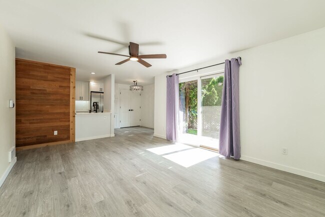 Building Photo - Spacious 2-Bedroom Condo in Prime Edmonds Location