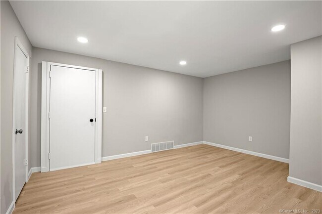 Foto del edificio - 106 River Rd