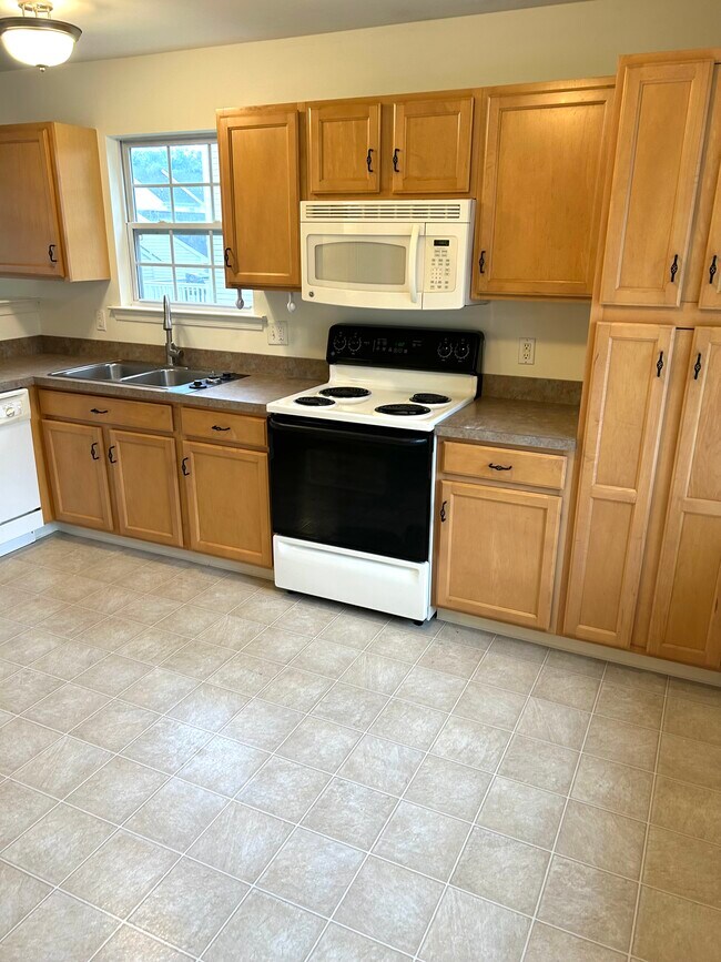 Building Photo - 340 Paradee Dr