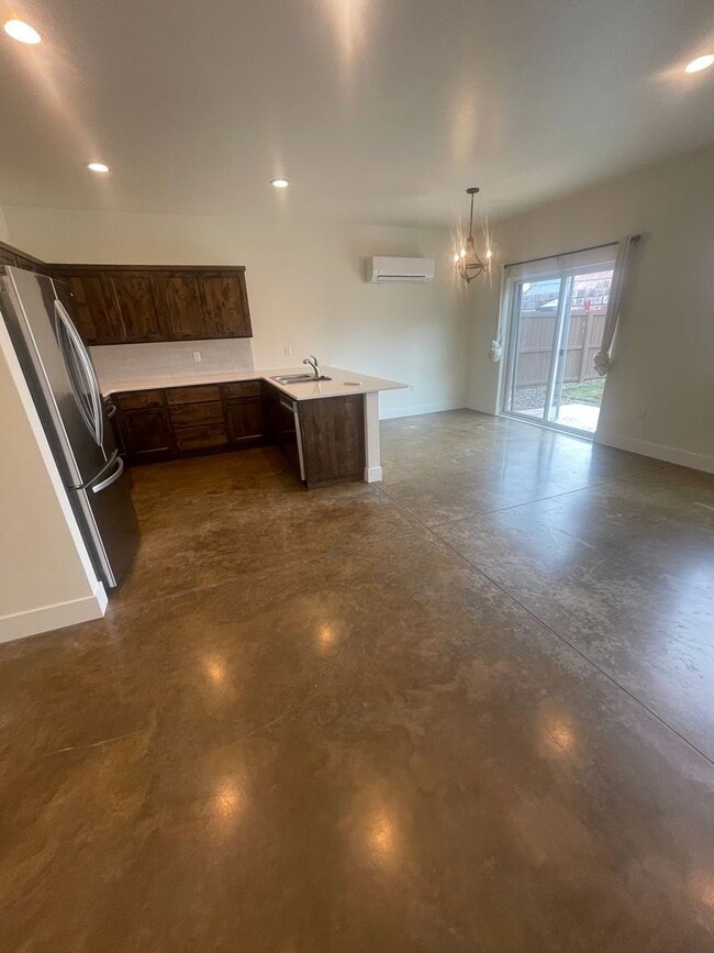 Building Photo - Stunning Three Bedroom Town Home In Lebanon OR!