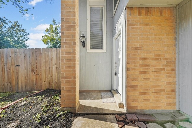 Foto del edificio - 16723 Quiet Trail Dr