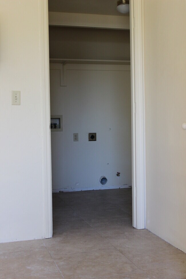 Laundry closet with hook ups for washer/dryer with bi-fold doors - 4430 North Duke Drive