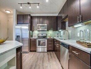 Building Photo - 10851 Meadowglen Ln