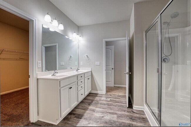 Building Photo - Coming Soon - Experience the Charm of the Oak Forest Neighborhood