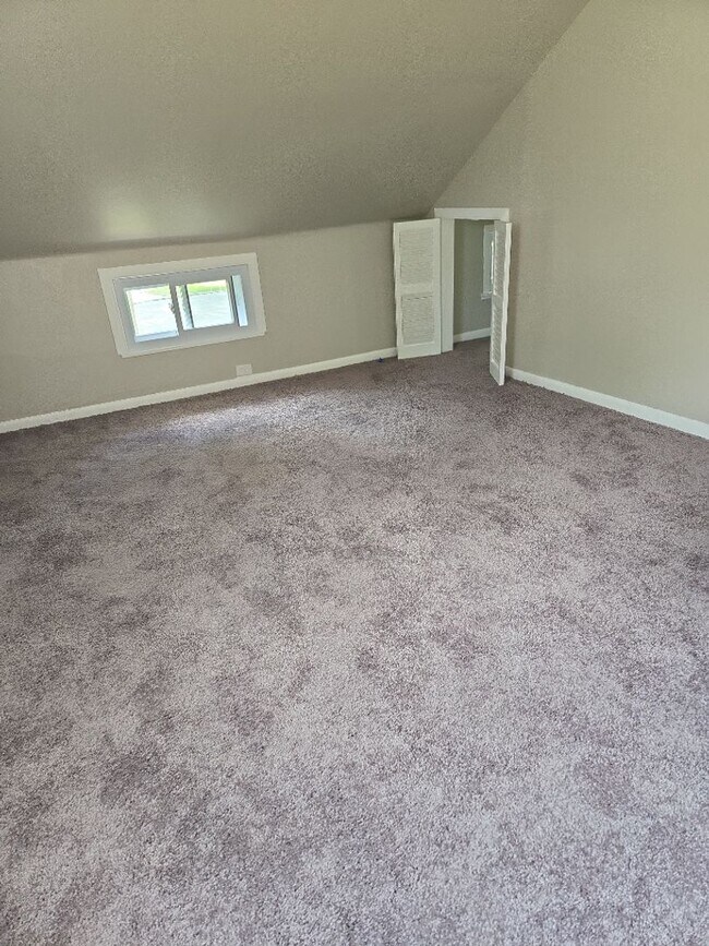 Building Photo - Spacious 3 Bedroom, 2 Bathroom Home Availa...