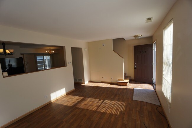 Building Photo - FOUR SEASONS IL 724