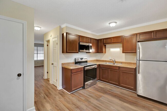 Foto del edificio - Rare end unit Summerville Townhome!!