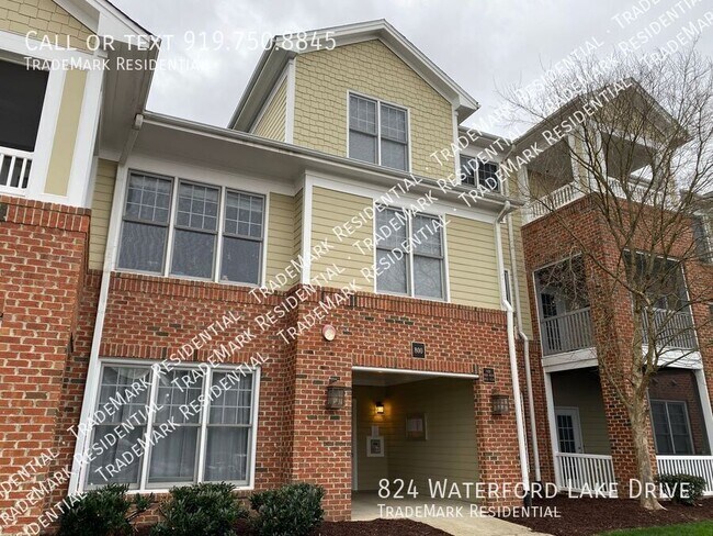 Foto del edificio - 824 Waterford Lake Dr