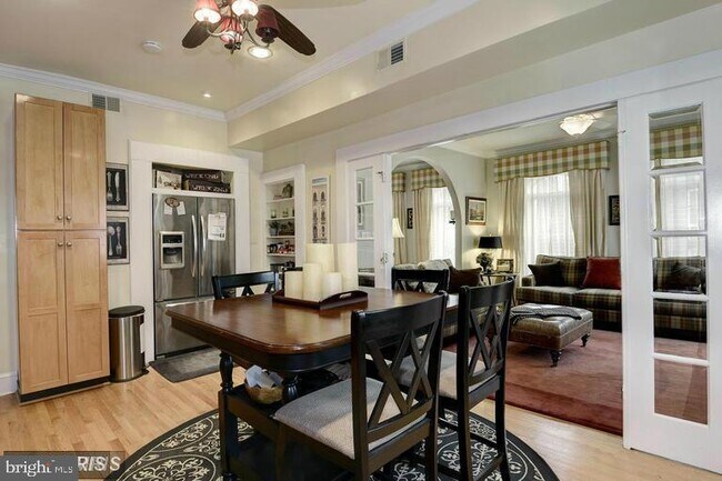 Building Photo - 921 Cameron St