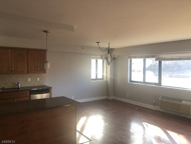 Building Photo - 60 Parkway Dr