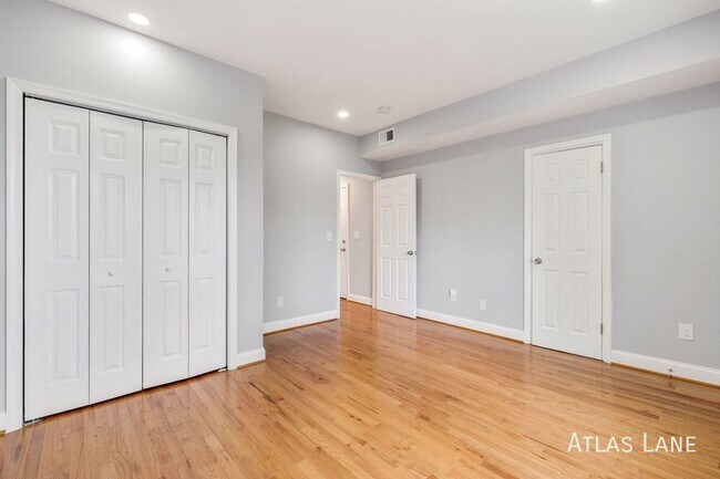 Building Photo - // Professionally Managed // 1 bedroom+ De...