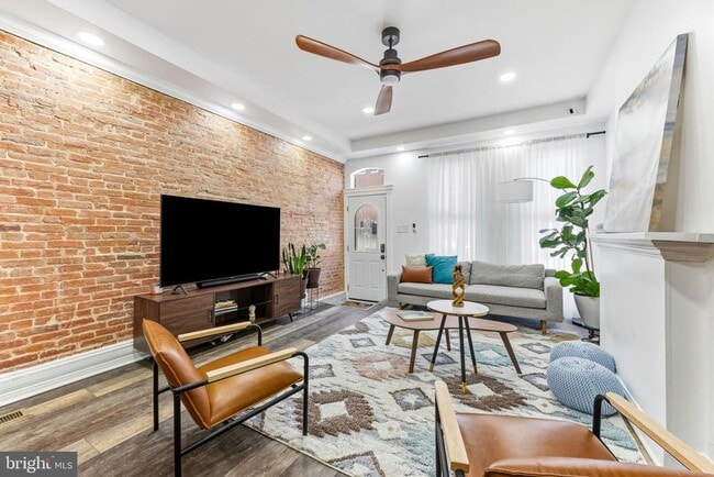 Building Photo - 737 Dolphin St