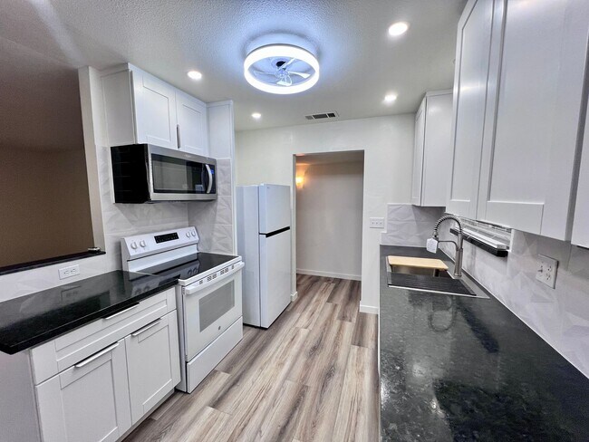 Foto del edificio - $2,495 Sierra & Cedar, 4 bedroom House - Fresno / Spacious Backyard / Fresh Paint / New Floors