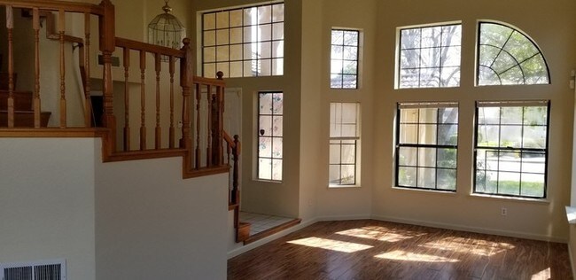 Building Photo - 1819 Golden Leaf Ln