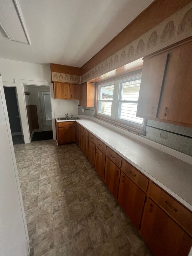 Building Photo - Remodeled Downtown 4 Bedroom House