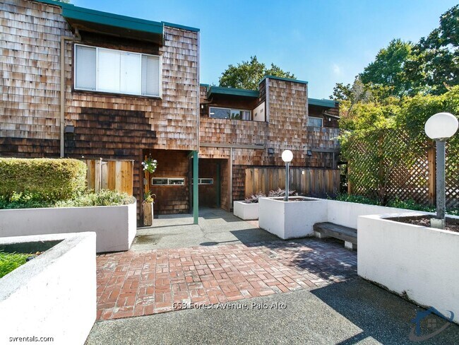 Foto del edificio - 653 Forest Ave