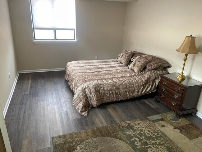 Building Photo - 3005 Fernwood Ave