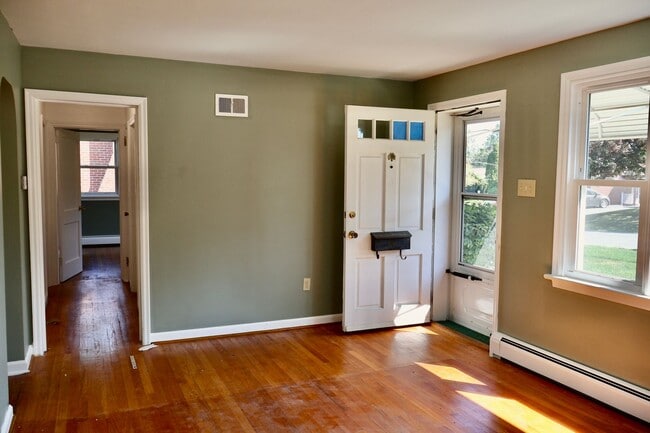 Building Photo - Bungalow in Penn Manor : 2bd/1ba