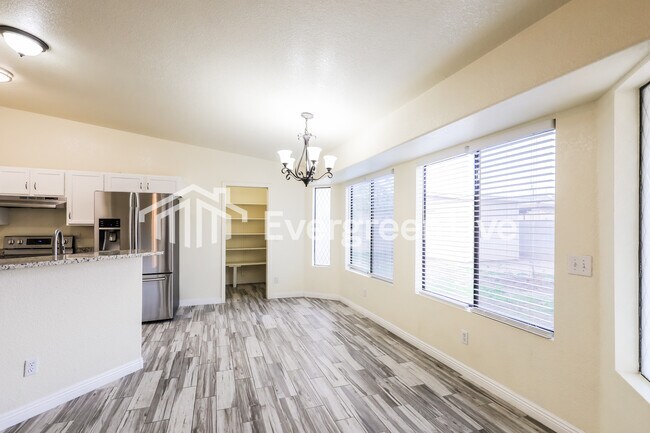 Foto del edificio - 1462 W Breakwell St