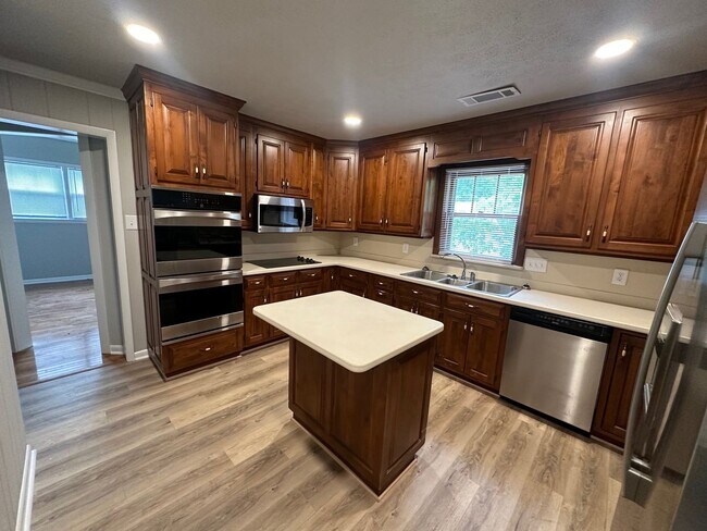 Building Photo - Five Bedroom Home Near UGA