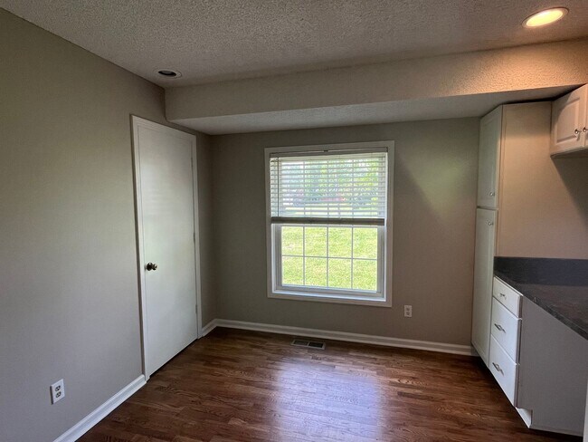 Foto del edificio - For Lease - 3 Bed, 1 Bath Home in the Hear...